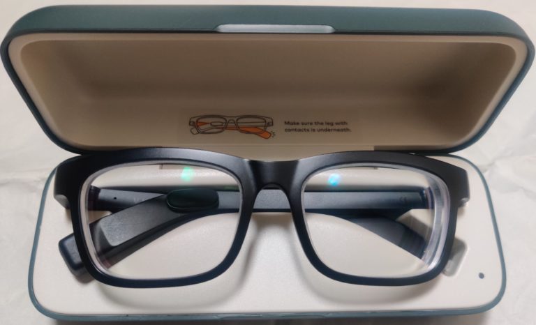 Vue smart glasses and case
